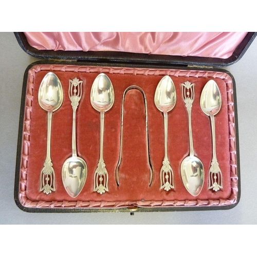 525 - A set of six silver teaspoons plus tongs with decorative pierced terminals, Birmingham 1913 by WD