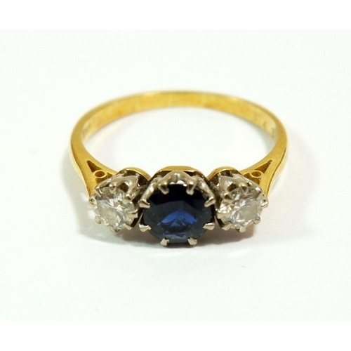 624 - A gold ring set sapphire flanked by two diamonds, size O to P