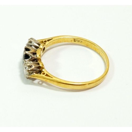 624 - A gold ring set sapphire flanked by two diamonds, size O to P