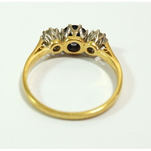 624 - A gold ring set sapphire flanked by two diamonds, size O to P