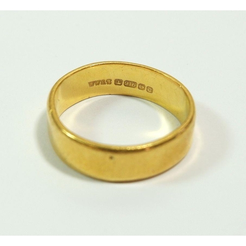 633 - A 22 carat gold wedding ring, size M to O, 6.5g