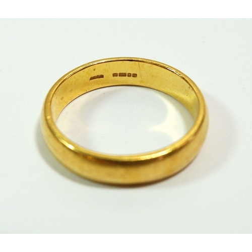 634 - A 22 carat gold wedding ring, size S to T, 8.2g