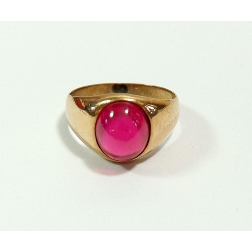 646 - A gold ring set cabochon cut ruby, size I, 3.7g