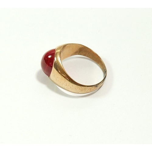 646 - A gold ring set cabochon cut ruby, size I, 3.7g