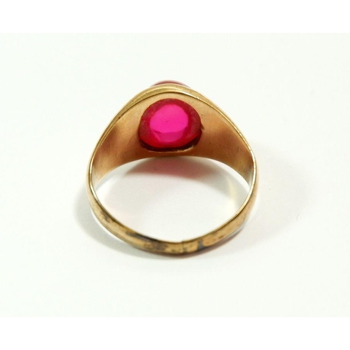 646 - A gold ring set cabochon cut ruby, size I, 3.7g