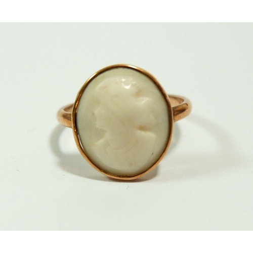 648 - A antique yellow metal ring set carved shell cameo, size P