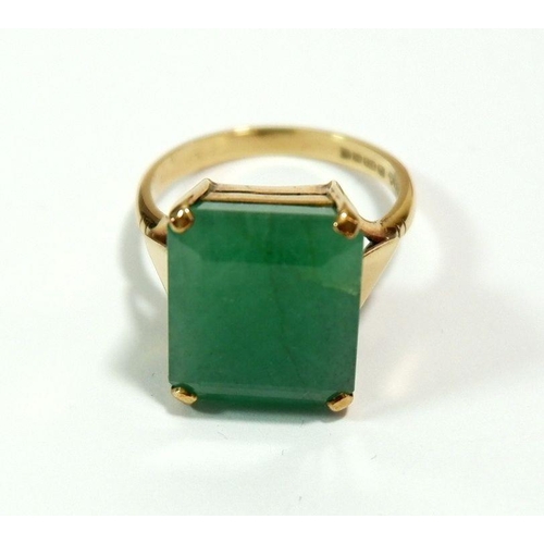 650 - A 9 carat gold ring set green stone, size P