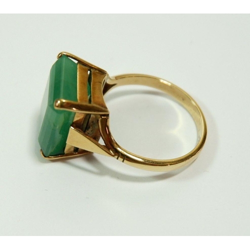 650 - A 9 carat gold ring set green stone, size P