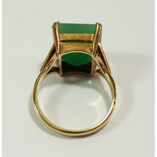 650 - A 9 carat gold ring set green stone, size P