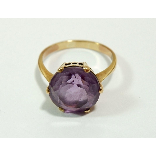 652 - A 14 carat gold amethyst set ring, unmarked but tested, size R to S