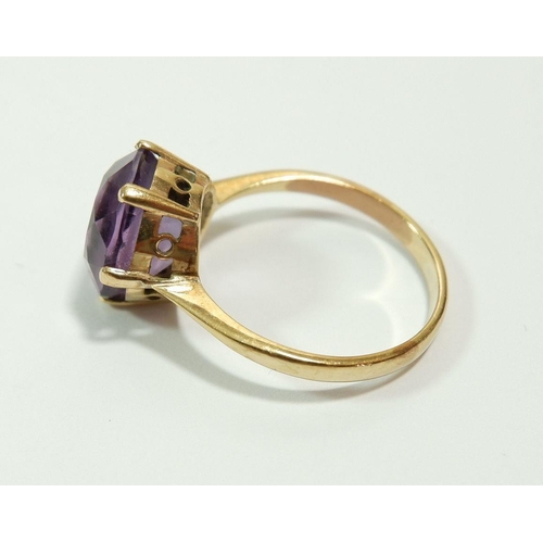 652 - A 14 carat gold amethyst set ring, unmarked but tested, size R to S