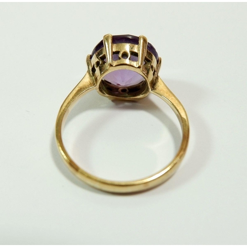 652 - A 14 carat gold amethyst set ring, unmarked but tested, size R to S