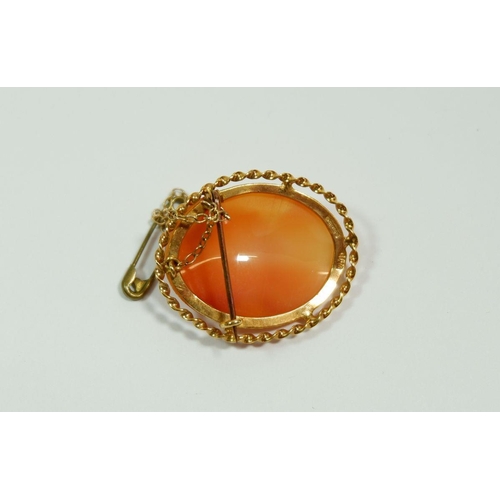 663 - A 9 carat gold framed cameo brooch, 3.4 x 2.8cm