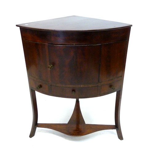 1288 - A Georgian mahogany corner washstand with undertier