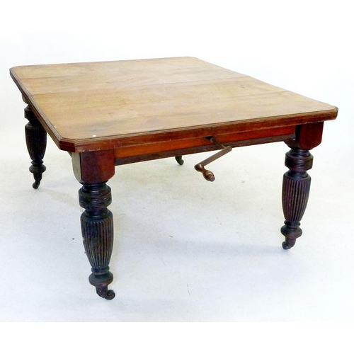 1001 - A Victorian mahogany windout dining table with reeded supports