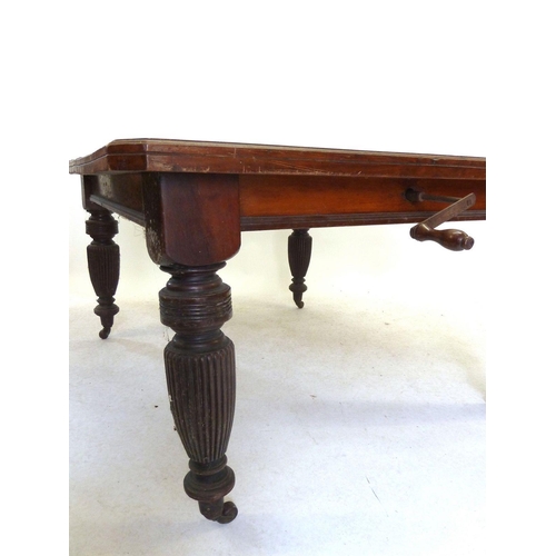 1001 - A Victorian mahogany windout dining table with reeded supports