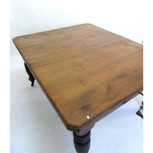 1001 - A Victorian mahogany windout dining table with reeded supports