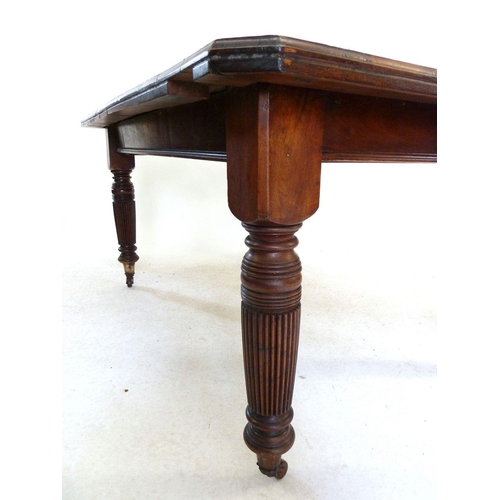 1007 - A Victorian mahogany dining table on reeded supports and castors, 103 x 145cm