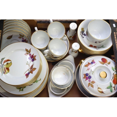 114 - An Evesham dinner service comprising: two tureens, vegetable bowl, six dinner plates, six tea plates... 