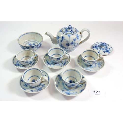 122 - A Meissen style onion pattern childs tea set comprising teapot, five cups and saucers and sugar bowl