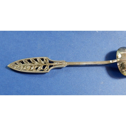 216 - An Arts & Crafts style hammered silver spoon with pierced terminal, marked sterling silver, cased, 1... 