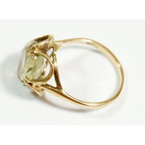 245 - A 1970's 9 carat gold ring set quartz, size O, 3.4g