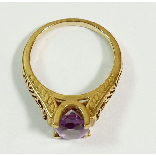 249 - A 14 carat gold amethyst ring, size M to N, 4.1g