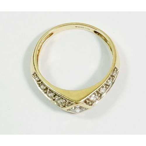 259 - A 14 carat gold dress ring set white stones, size P