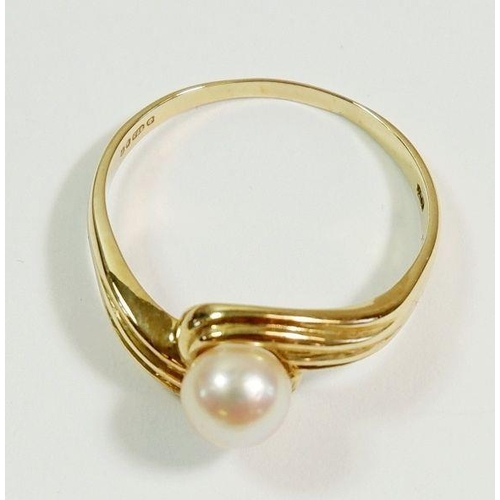 264 - A 9 carat gold ring crossover set pearl, size T, 2.5g