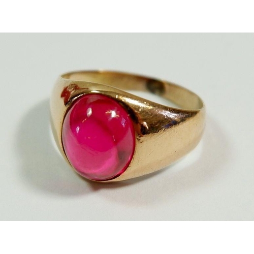 265 - A gold ring set cabochon cut red stone, size I, 3.7g