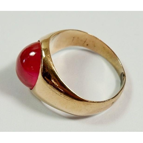 265 - A gold ring set cabochon cut red stone, size I, 3.7g