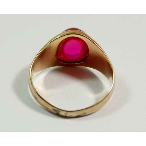 265 - A gold ring set cabochon cut red stone, size I, 3.7g