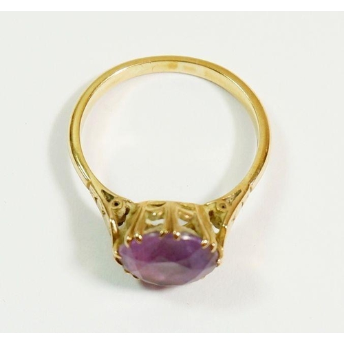 266 - A gold ring (unmarked) set amethyst, size P to Q, 2.9g