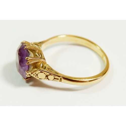 266 - A gold ring (unmarked) set amethyst, size P to Q, 2.9g