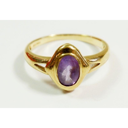 267 - A 9 carat gold amethyst ring size O to P, 2.5g