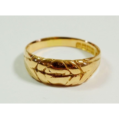 268 - An 18 carat gold ring, 5.2g