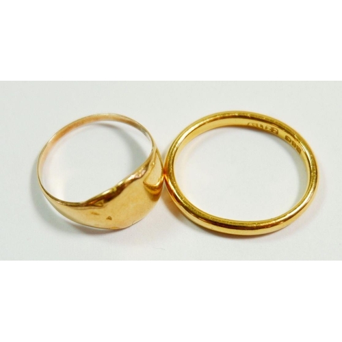 271 - A 22ct gold wedding ring 3.2g and a gold signet ring unmarked 2.6g