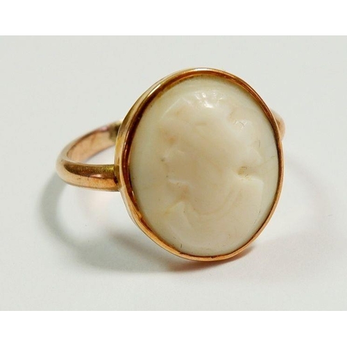 274 - A antique yellow metal ring set carved shell cameo, size P