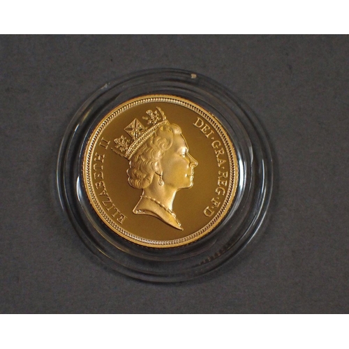 464 - A gold proof sovereign 1995 Royal Mint issue in presentation case with certificate - Condiiton: UNC