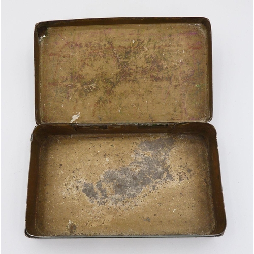 1107 - A 19th century small tin painted huntsman and dog to lid, 11.5 x 7cm