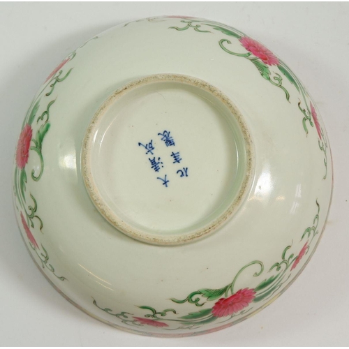 143 - A Chinese late Qing famille verte bowl, 22cm diameter