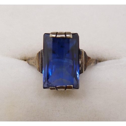 366 - A 9 carat gold Art Deco ring set rectangular blue stone, size K