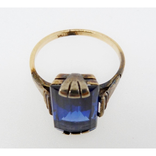 366 - A 9 carat gold Art Deco ring set rectangular blue stone, size K