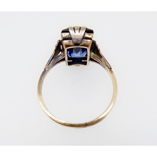 366 - A 9 carat gold Art Deco ring set rectangular blue stone, size K