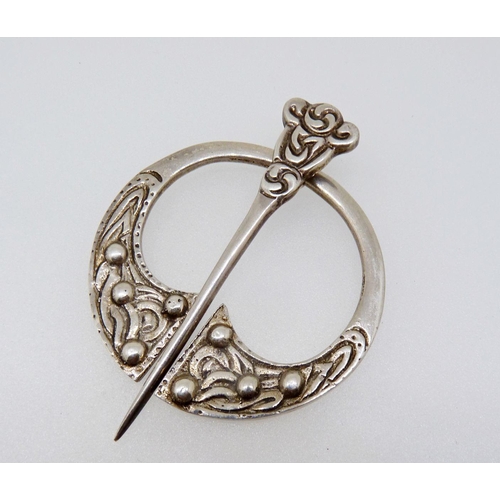 381 - A Celtic Iona silver penannular brooch by Alexander Richie, 3.6 cm diameter