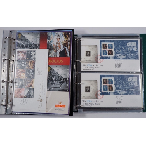 533 - GB: QEII decimal defin & commem FDC collection in 9 volumes, 1992-2015. Many clean, purposed, typed-... 