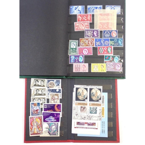 542 - A collection in small suitcase and box of GB, Br Commonwealth and ROW stamps, mostly of QEII era. Nu... 