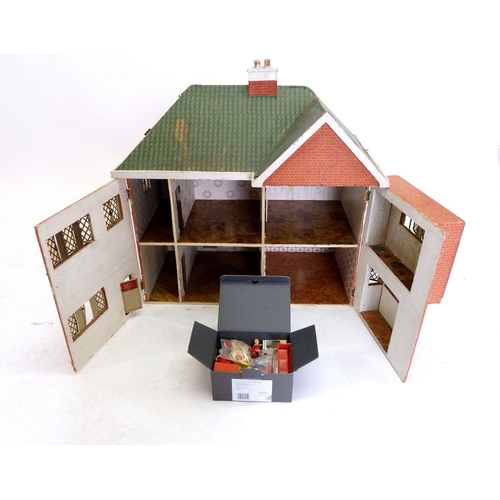 893 - An early 20th century dolls house