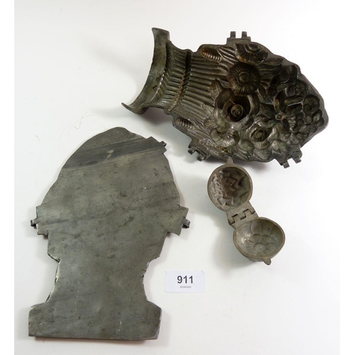 911 - A large early 19th century pewter ice-cream mould in the form of a basket of flowers, marked LG, 24 ... 