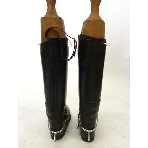 931 - A pair of vintage hunting or riding boots, size 9 with spurs and boot stretchers